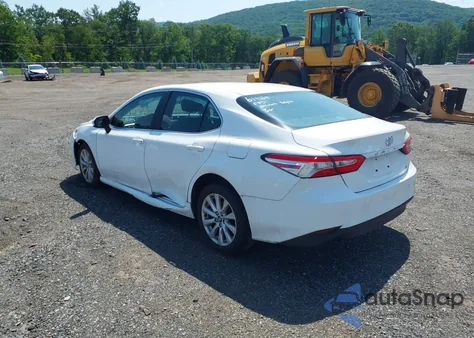 2018 Toyota Camry Le z USA, uszkodzony, nr VIN 4T1B11HK5JU551693